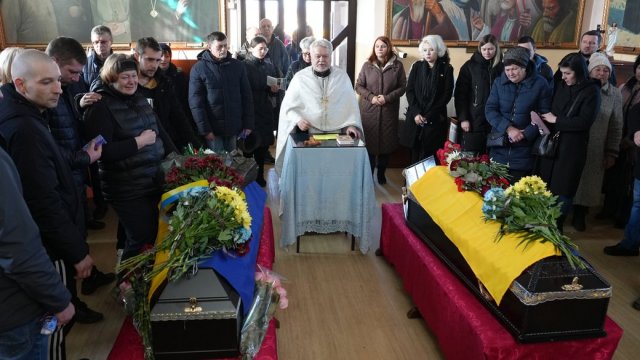 У Херсоні попрощались із загиблими на війні Максимом Росляковим та Андрієм Тимошенком