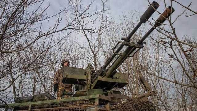 За добу на лівобережжі Херсонщини Сили оборони знищили чотири гармати, міномет, танк та ліквідували 88 військових РФ