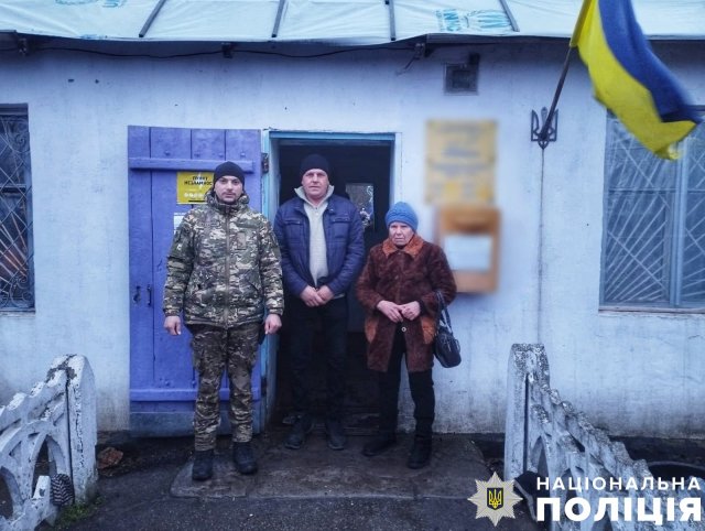 На Херсонщині поліцейські з волонтерами евакуювали з-під обстрілів чотирьох літніх людей