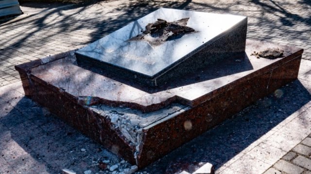 У Херсоні розібрали пам’ятний знак “Героям Сталінграда”