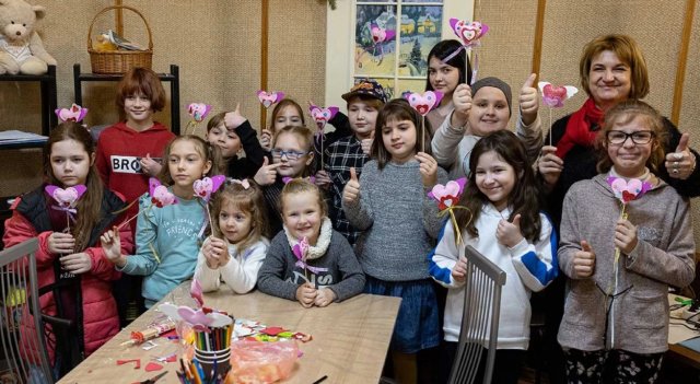 У бомбосховищі херсонські діти виготовляли подарунки – “Серця на крилах”