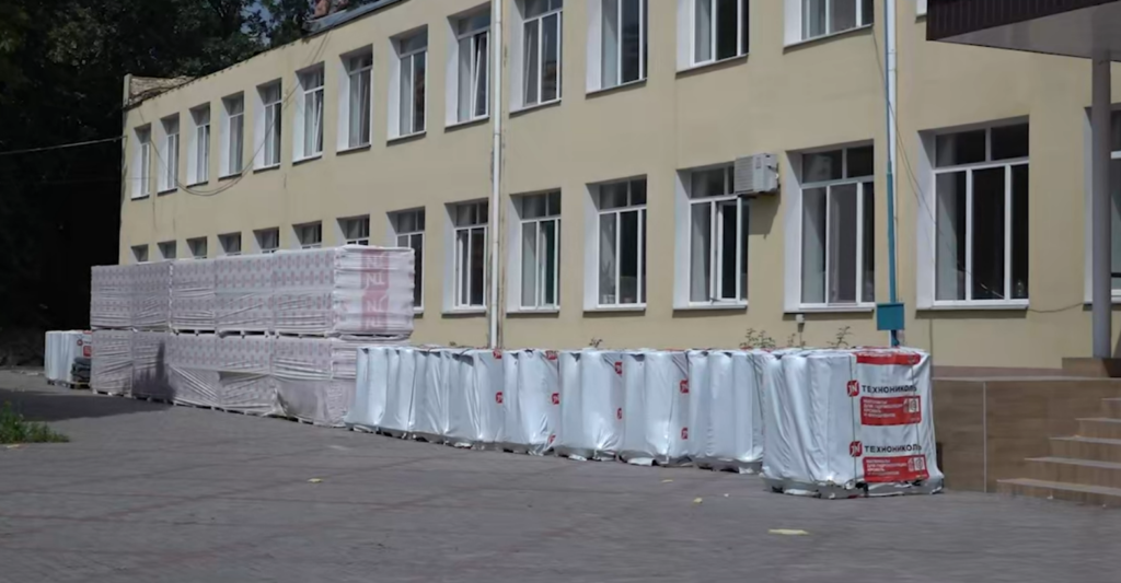 Росіяни вже дев’ять місяців не можуть завершити ремонти в школах окупованого селища Новотроїцьке
