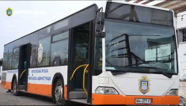 Сьогодні запрацював новий спеціальний брендований спецавтобус для регулярної доставки гуманітарної допомоги жителям  Херсона