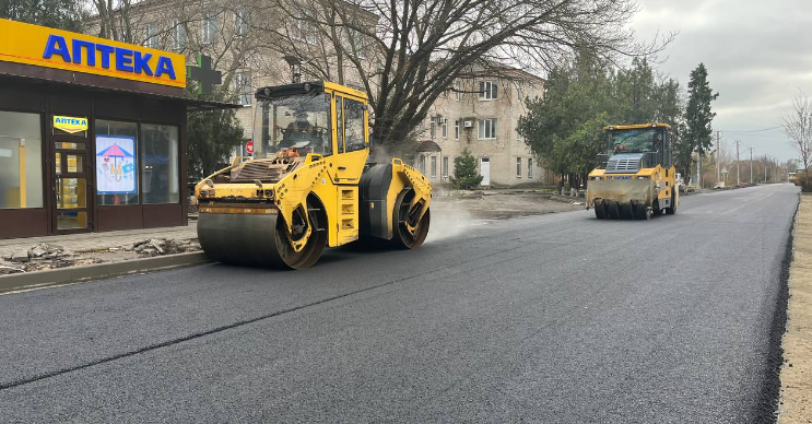 Росіяни обіцяють відремонтувати на лівобережжі Херсонщини 48 тисяч кілометрів доріг. Це у 9,5 разів більше за загальну протяжність автошляхів в області