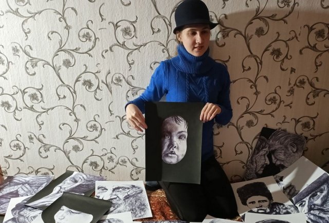 Трагедія цивільних людей в умовах війни: херсонська художниця замальовує емоції людей в прифронтовому місті