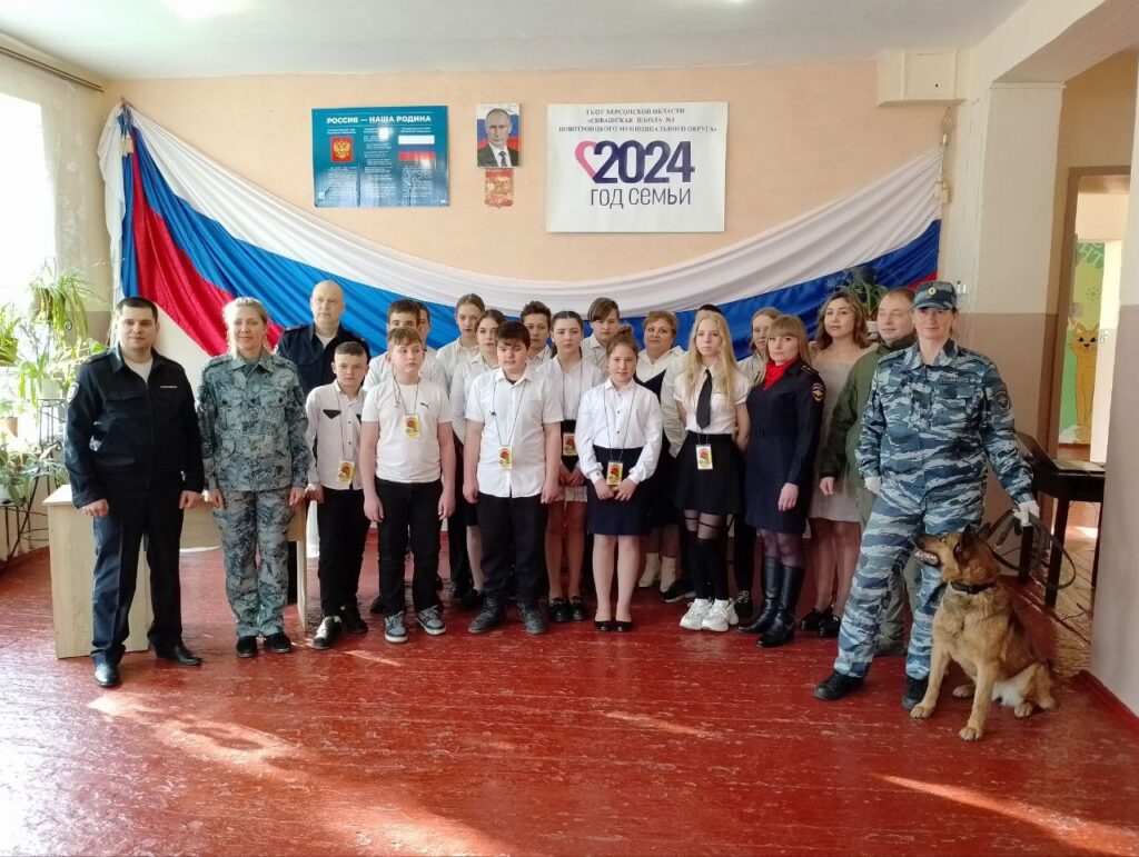 В окупованій Новотроїцькій громаді для дітей створюють “поліцейські” класи в школах