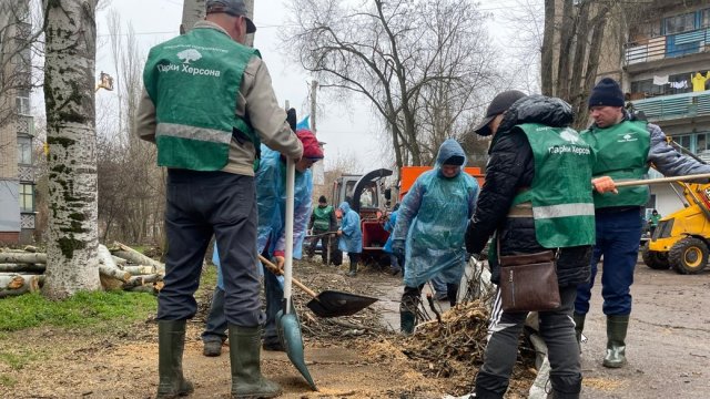 "Страшно, але працювати треба". Як під постійними обстрілами працюють херсонські комунальники