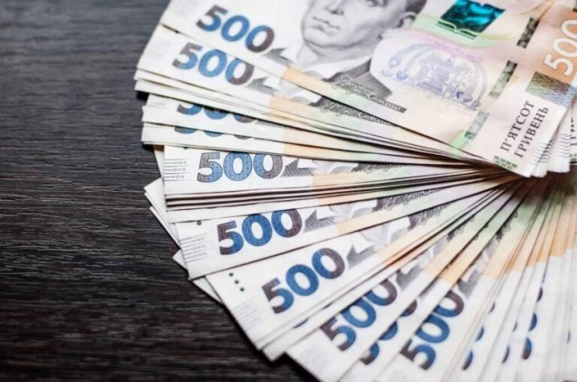 В Україні з 1 квітня зростуть мінімальна зарплата та пенсії деяких українців