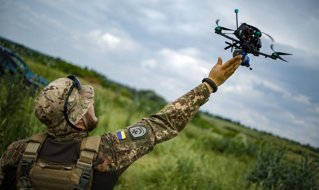 У 2024 році Херсонська ОВА передала військовим 750 дронів. Частину коштів на них зібрали працівники місцевих військових адмінінстрацій