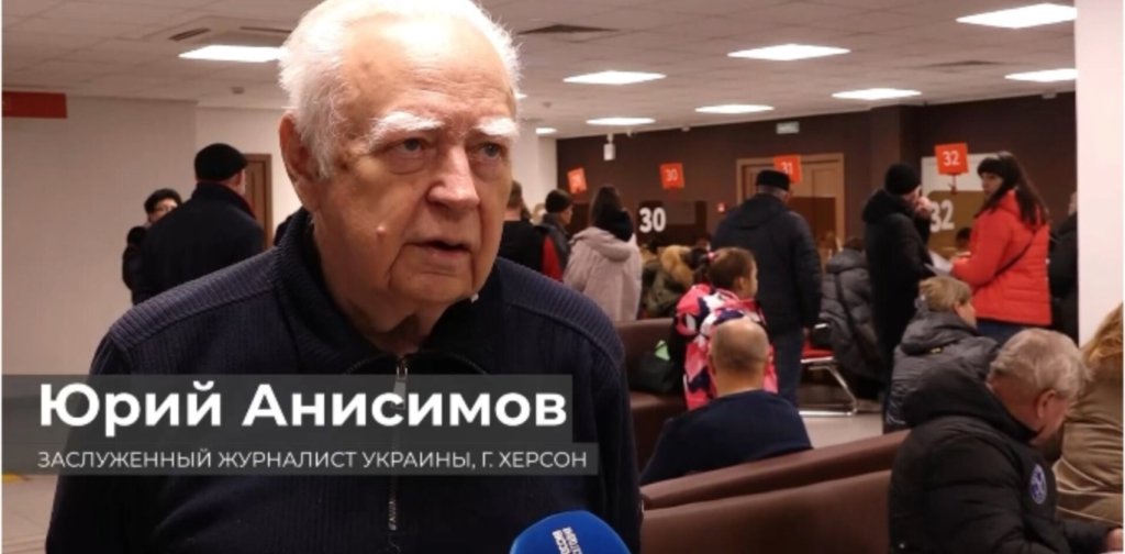 Херсонський журналіст-колаборант Юрій Анісімов голосує на незаконних “виборах” в окупованому Криму і прославляє Путіна