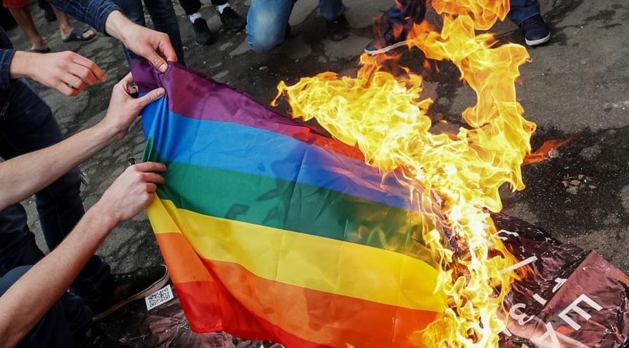 На Херсонщині окупанти били ЛГБТ-людей прикладом по обличчю, погрожували зґвалтуванням та вибивали зуби