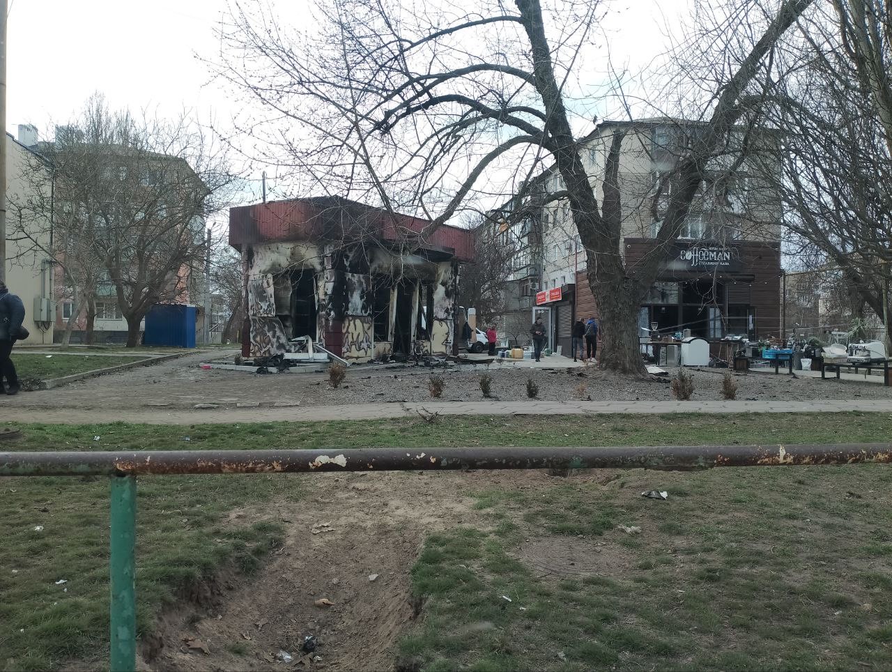 Гауляйтер Каховки Філіпчук прогнав пенсіонерів, які хотіли спитати про відсутність світла і намагається нажитись на «захисті» розбитих підстанцій