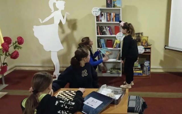 На Херсонщині у «Пунктах незламності»  в рамках проєкту «Читальня» з’явились книжкові полиці