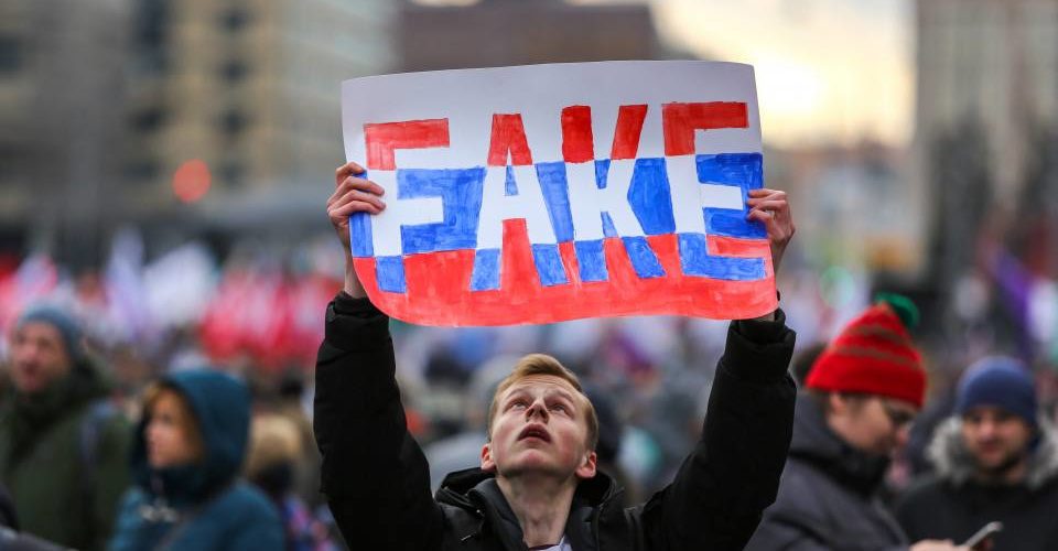 Російська пропаганда просуває в соцмережах антиукраїнські наративи, використовуючи образ “невдячних” біженців