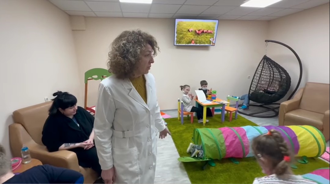 Благодійники облаштували для пацієнтів Херсонської дитячої лікарні комфортне укриття