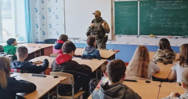 Російські загарбники підступно знищують свідомість українських дітей на окупованій Херсонщині