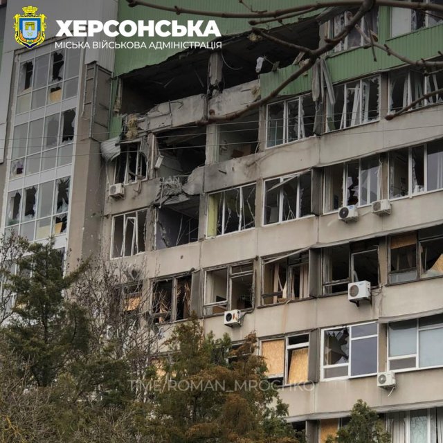 Наслідки ворожого обстрілу Дніпровського району Херсона