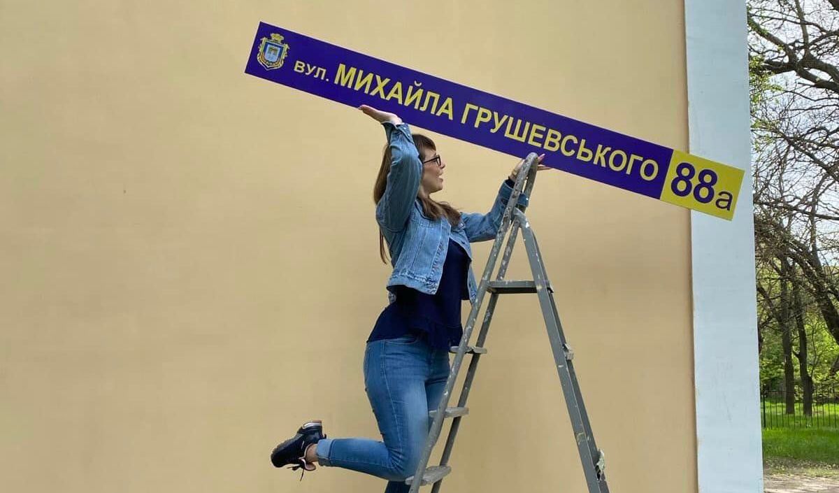 У Херсоні почали встановлювати таблички з новими назвами вулиць, на черзі – зупинки