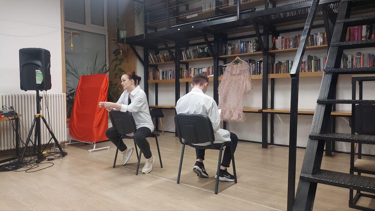 Херсонський театр-студія презентував виставу про підлітків і війну