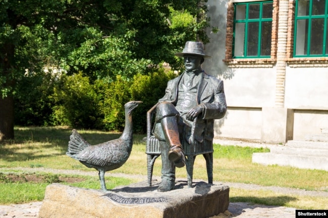 Пам'ятник Фрідріху Фальц-Фейну, який заснував український всесвітньо відомий природний заповідник «Асканія-Нова». Херсонська область