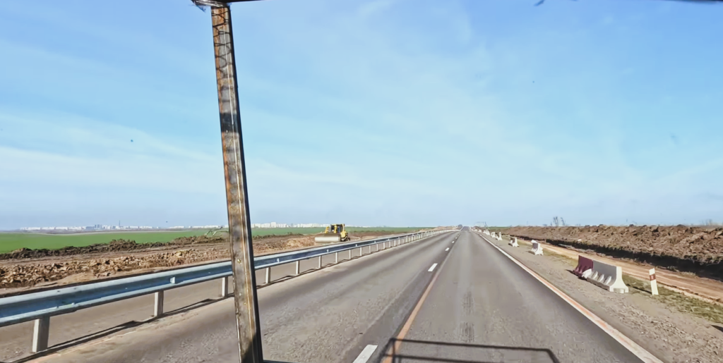 Дорога Новоазовськ - Маріуполь у квітні 2024 р. 