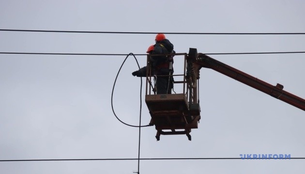 У шести областях є знеструмлення через бойові дії та негоду - Міненерго
