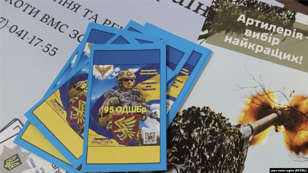 «У мене мама в окупації, вона мене чекає»: хто йде до рекрутингових центрів і чому?