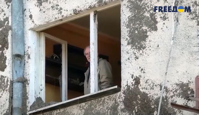 Продавці не припиняють роботи під час обстрілів, бариста малює місто в очікуванні рідкісних відвідувачів — репортаж із весняного Херсона