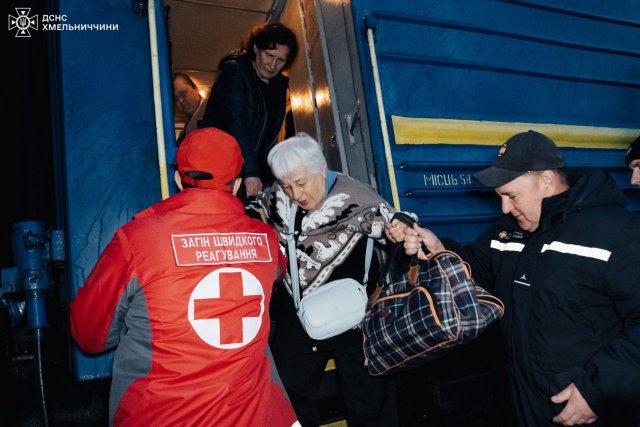 На Хмельниччині зустріли евакуаційний потяг з Херсонщини