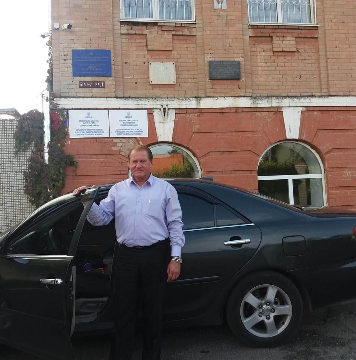 Петро Дементьєв у 2020 році поблизу обласного управління транспорту у Херсоні