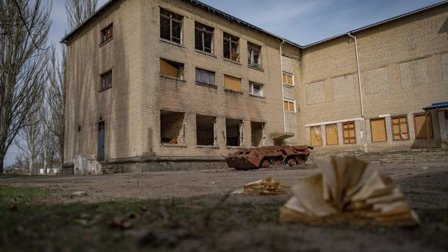 "Щодня запускають десятки дронів". Як під обстрілами армії РФ живуть у Хрещенівці на Херсонщині