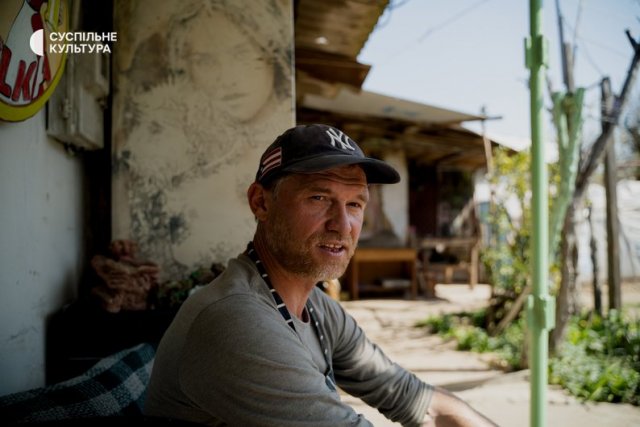 "Квітка життя" з тубусів та "замуровані" у смітті картини херсонського художника Жуковського