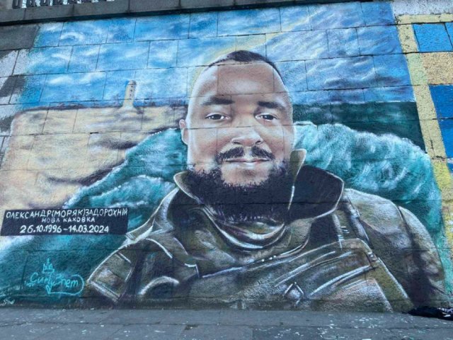 У Києві на набережній створили стінопис, присвячений загиблому воїну з Нової Каховки