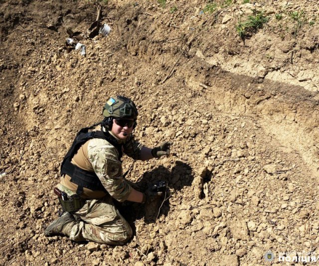 Рівненські поліцейські-вибухотехніки розміновують деокуповану Херсонщину