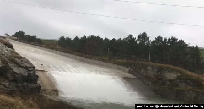Процес скидання води з Сімферопольского водосховища в річку Салгір, грудень 2023 року