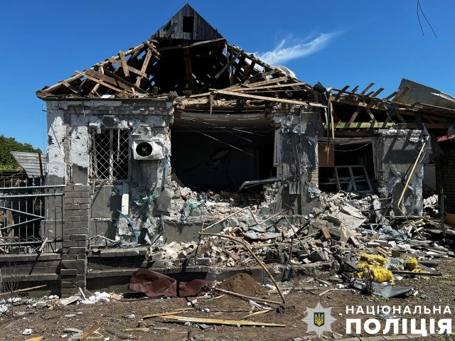 Поліція фіксує значні пошкодження цивільної інфраструктури внаслідок ворожих обстрілів Херсонщини за минулу добу