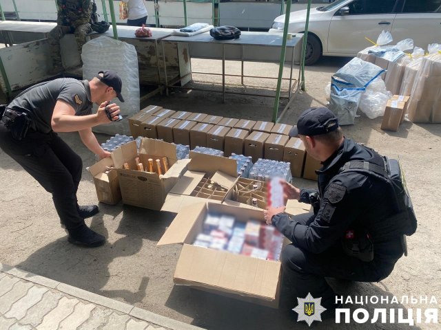 У Херсоні поліцейські викрили злочинну групу, яка виробляла та збувала цигарки й сурогатний алкоголь