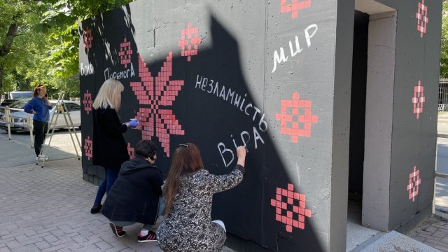 Над створенням візерунка працювали до 20 людей. Херсонці розмалювали укриття у стилі вишиванки