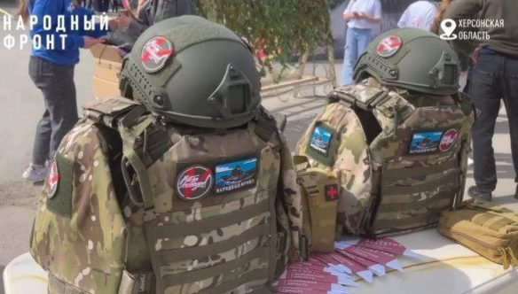 Росіяни видали “журналістам” з лівобережжя Херсонщини камуфляжні бронежилети. Їх можуть сплутати з військовими