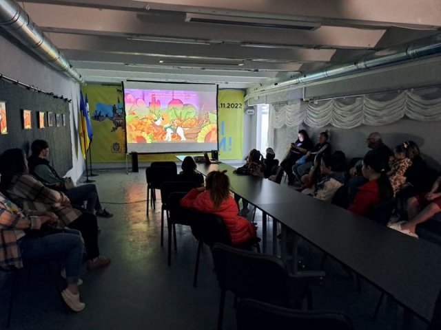 Для херсонців влаштували перегляд українського мультфільму та майстер - клас в укритті