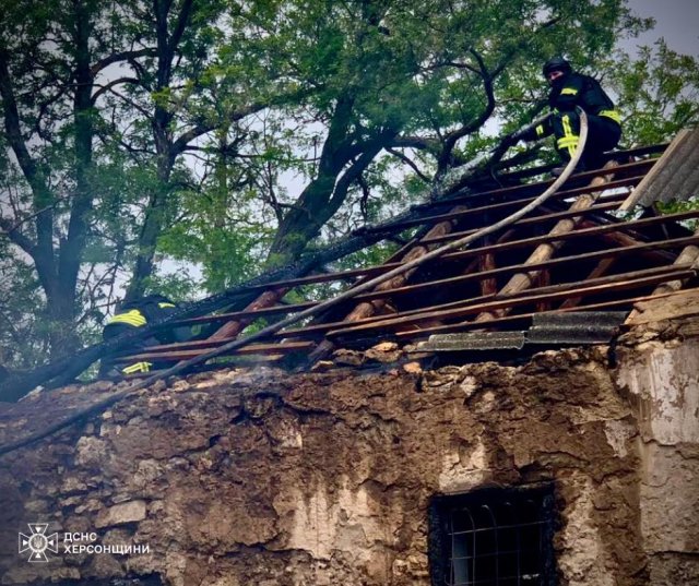 Протягом доби рятувальники Херсонщини двічі виїжджали на ліквідацію наслідків ворожих обстрілів