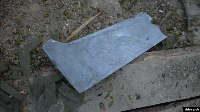 Уламки крила російського Ланцета поруч з позицією артилеристів