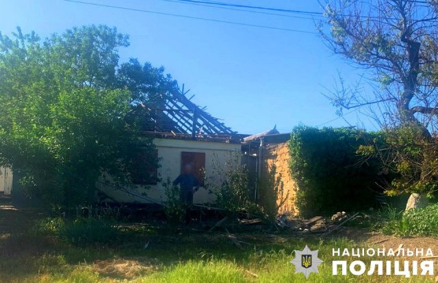 На Херсонщині поліція фіксує наслідки обстрілів військами рф житлових кварталів, одна людина дістала поранення