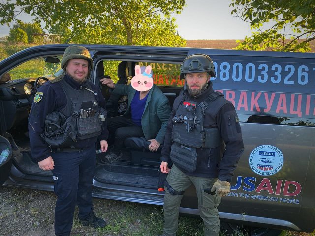 Маломобільного жителя Бериславського району евакуювали волонтери