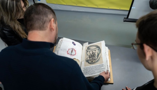 У Херсоні презентували рукотворну книгу «Лемент Херсонщини»