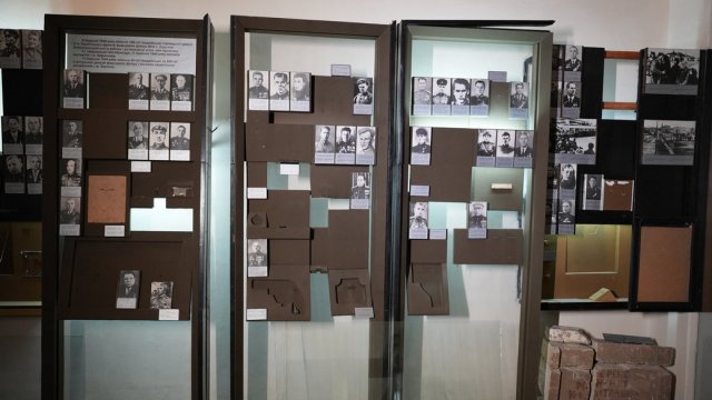 Розграбовані стенди, розбите скло: який вигляд має експозиція про Другу світову війну у херсонському музеї
