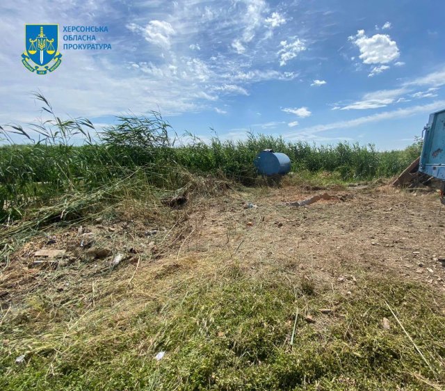 Через ворожий обстріл Херсонської громади постраждало подружжя, яке випасало худобу – розпочато провадження
