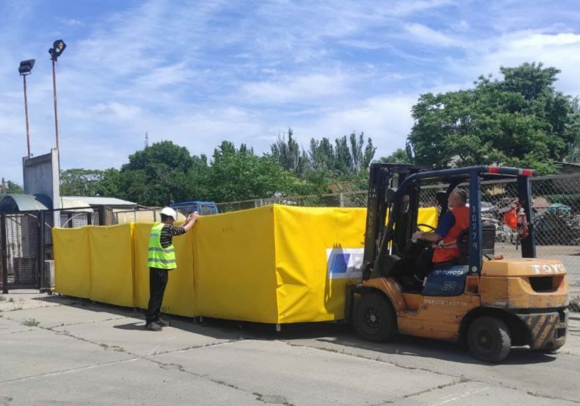 ЄС передав бонові загородження для локалізації забруднень в порту Херсона  
