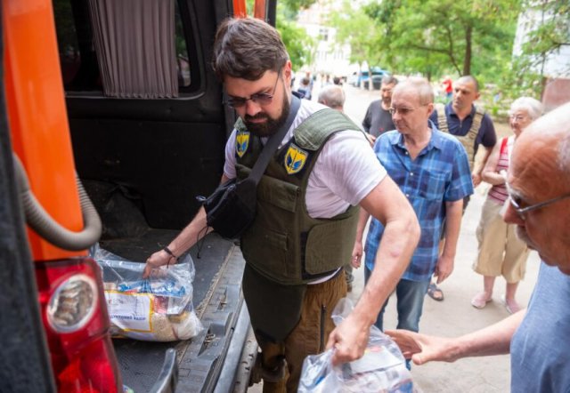 Українські волонтери та американські благодійники продовжують допомагати мешканцям Херсону