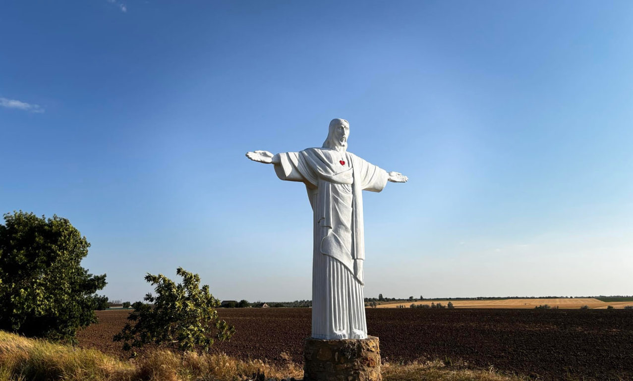 Частинка Ріо в Надеждівці: скульптор з Білозерської громади встановив у селі нову символічну скульптуру